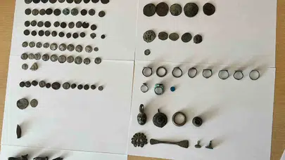 Çöplükte hurdaları karıştırırken tarihle burun buruna geldi: 128 parçalık hazineyi müzeye teslim etti