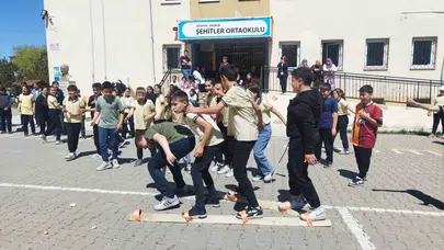 Ekranlara veda ettiler, bahçeye koştular: Şehitler Ortaokulu’nda geleneksel şenlik coşkusu
