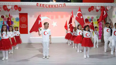 Pasinler’de 23 Nisan coşkusu: Minik öğrencilerin gösterileri ayakta alkışlandı