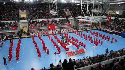 Kastamonu’da bayram coşkusu: Miniklerin performansı izleyenleri büyüledi