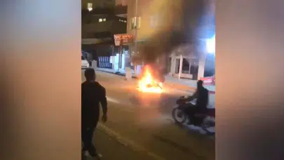 Sessiz sokakta korku dolu anlar: Park halindeki motosiklet bir anda küle döndü
