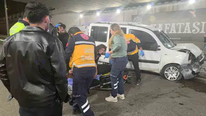 Antalya'da korkutan kaza: Alt geçitte kontrolden çıkan otomobil bariyerlere saplandı