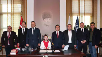 Muğla'da 23 Nisan coşkusu: Minik şampiyon başkanlık koltuğuna oturdu, talepleriyle yetişkinlere ders verdi