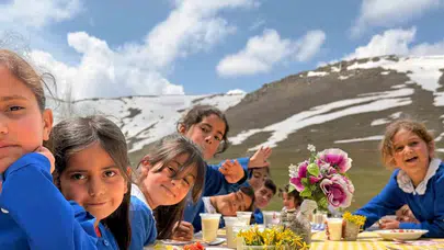 Ağrı’da kışın izleri mangal dumanıyla silindi: Öğrenciler bahara merhaba dedi
