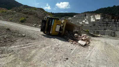 Mermer ocağında korku dolu anlar: Geri manevra yapan kamyon devrildi