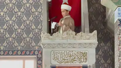 Minberde bir çocuk: 13 yaşındaki Fatih’in cuma hutbesi cemaati mest etti