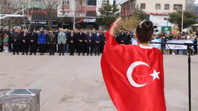 Ardahan’da 23 Nisan coşkusu: Minik öğrencilerin şiirleri törene damga vurdu