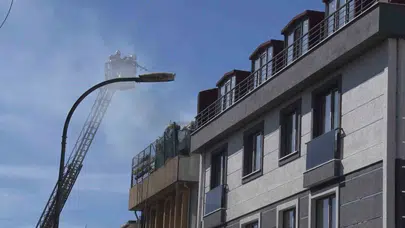 Üsküdar’da tadilat faciası: 5 katlı binanın çatısı alevlere teslim oldu