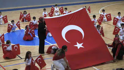 Karaman’da 23 Nisan coşkusu: Miniklerin performansı ayakta alkışlandı