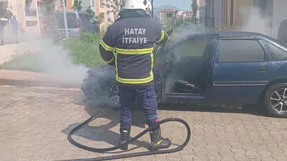 Hassa'da korkutan manzara: Park halindeki otomobil bir anda alev topuna döndü