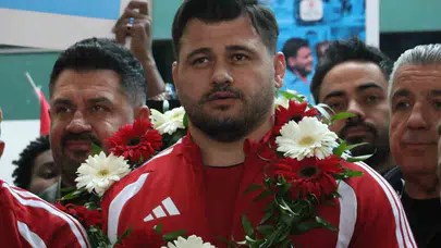 Tarihi rekorun sahibi Rıza Kayaalp yuvaya döndü: Kızıyla güreş diyaloğu gülümsetti