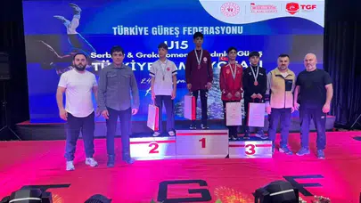Kolunda kırıkla mindere çıktı: Yunusemreli güreşçiden büyük fedakarlık