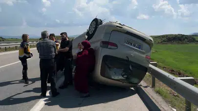 Ölümden döndüler: Lastiği patlayan minibüs ortalığı savaş alanına çevirdi