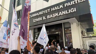 İzmir’de belediye koridorlarında SDS krizi: Memurlar seslerini CHP İl Başkanlığı önünde yükseltti