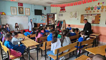 Diyadin’de minik yüreklerden büyük mesaj: Öğretmene şiddete karşı gül uzattılar
