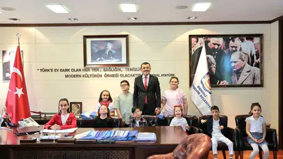 Denizli’de 23 Nisan coşkusu: Başkanlık koltuğuna oturan minik başkandan duygusal mesaj