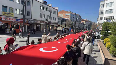 Bolu'da dev bayrakla anlamlı mesaj: Miniklerden teröre karşı birlik yürüyüşü