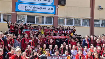 Eskişehir’de miniklerden büyük vefa: Okul koridorlarını şampiyonluk şarkılarıyla inletiyorlar