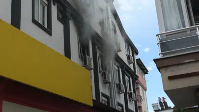 Antalya’da öğrenci evinde panik dolu anlar: İtfaiye merdiveniyle kurtarıldılar