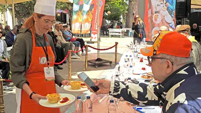 Alaçatı’da lezzet rüzgarı: Körmen otlu somon jüriyi büyüledi, birincilik kürsüsüne çıktı