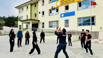Saha kenarından voleybol maçına: Pozantı’da polisten gençlere unutulmaz jest