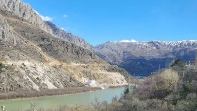 Toz duman içinde kalan köylü isyan etti: Yollarımız yapılsın, çilemiz bitsin
