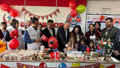 Beyaz önlüklerin arasında bayram neşesi: Minik kalpler hastanede 23 Nisan'ı doyasıya kutladı