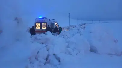 Baharın müjdecisi nisan ayında kış geri döndü: Ambulansın kara saplandığı köyde nefes kesen kurtarma operasyonu