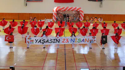 Bayburt’ta 23 Nisan coşkusu: Miniklerin performansı salonu ayağa kaldırdı
