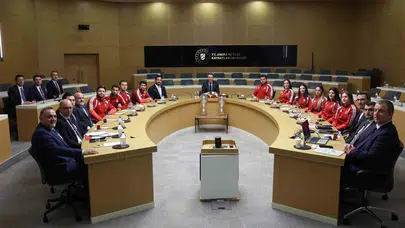 Minderin efeleri Bakanlıkta ağırlandı: Rıza Kayaalp ve şampiyonlar gurur tablosu oluşturdu