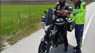 Kütahya yollarında sıkı takip: Jandarmadan motosikletlilere kapsamlı denetim