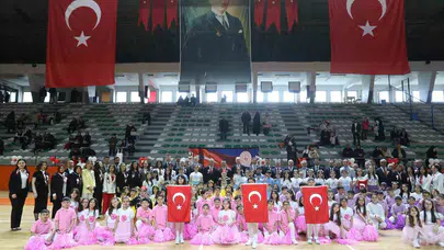 İnegöl’de 23 Nisan şöleni: Çocukların enerjisi meydanları inletti