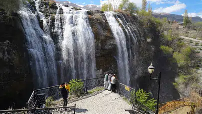 Doğa tutkunlarının yeni rotası: Tortum Şelalesi baharı coşkuyla karşıladı