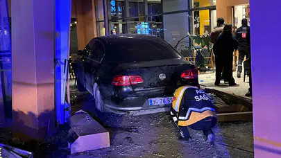 Bakırköy’de dehşet anları: Kontrolden çıkan otomobil kafeye daldı, 6 kişi yaralandı
