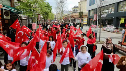Büyükçekmece’de 23 Nisan coşkusu: Minikler meydanı bayraklarla donattı
