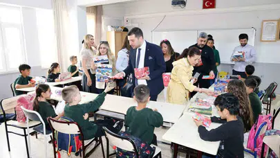 Adana’da 23 Nisan coşkusu: Minik öğrencilerin yüzünü güldüren ziyaret
