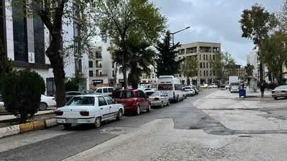 Adıyaman’da trafik kuralı tanımayan sürücüler pes dedirtti: Refüjü otopark sandılar