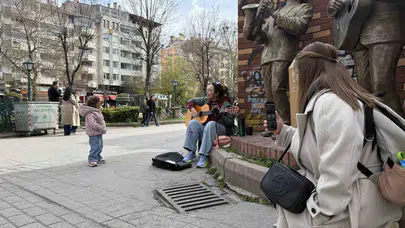 Porsuk Bulvarı’nın minik yıldızı: Müziğin ritmine kapılan Adel sosyal medyayı salladı