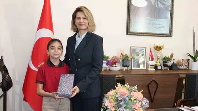 Küçük yüreğiyle büyük bir farkındalık yarattı: Okul bahçesini temizleyen Zeynep’e müdürden anlamlı ödül