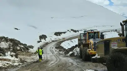 Hakkari’de dondurucu soğuğa meydan okuyan mücadele: Ekipler yolu açmak için geceyi sahada geçirdi