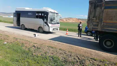 Afyonkarahisar yolunda dehşet anları: Belediye midibüsü kamyona çarptı
