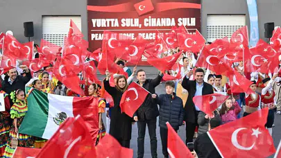 Dünya çocukları Balıkesir’de buluştu: 9 ülkenin renkleri sahnede birleşti