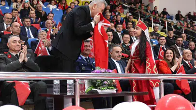 Afyonkarahisar’da 23 Nisan rüzgarı: Miniklerin performansı izleyenleri mest etti