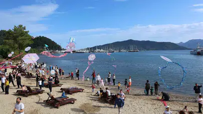 Marmaris’te gökyüzü çocukların neşesiyle şenlendi: Uçurtmalar özgürlüğe kanat açtı
