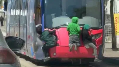 Ölümle dans ettiler: Bursa'da tramvayın arkasında yürekleri ağza getiren anlar