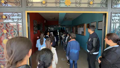 Yüksekova’da gelecek hayali kuran 4 bin öğrenci aynı sınıfta: Velilerin okul bahçesindeki bekleyişi duygulandırdı