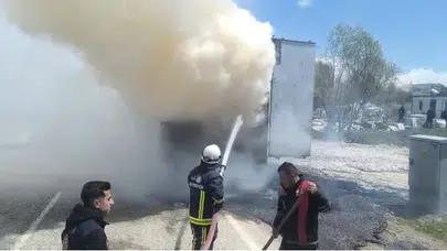 Van'da korku dolu anlar: Seyir halindeki tır alevlere teslim oldu
