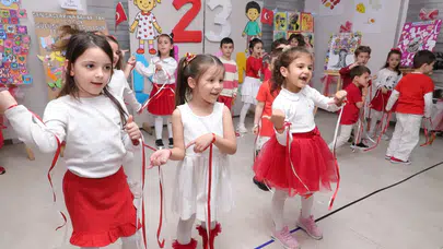 Miniklerin 23 Nisan heyecanı Osmangazi’yi sardı: Sahnedeki performansları izleyenleri büyüledi