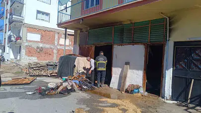 Sandıklı'da korkutan yangın: İtfaiye alevleri binayı sarmadan durdurdu