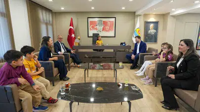 Tarsus'ta koltuk miniklere emanet: Başkan Boltaç'tan çocuklara "hayallerinizi büyük tutun" mesajı